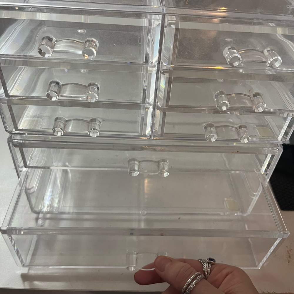 Acrylic makeup organiser